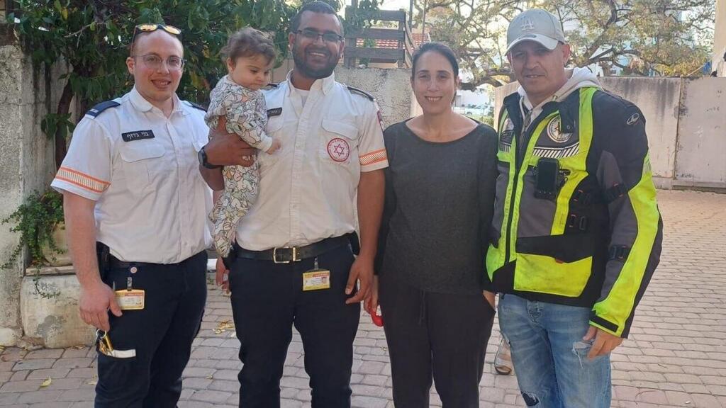 התינוקת גפן ליבוביץ' בלעה חרוז עם צוות מד"א שהציל אותה