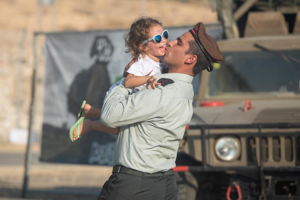 סא"ל תומר גרינברג עם בתו בטקס קבלת הפיקוד על גדוד 13 בחטיבת גולני בחודש יולי