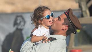 סא"ל תומר גרינברג עם בתו בטקס קבלת הפיקוד על גדוד 13 בחטיבת גולני בחודש יולי