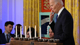 ביידן בטקס הדלקת החנוכייה המסורתי בבית הלבן