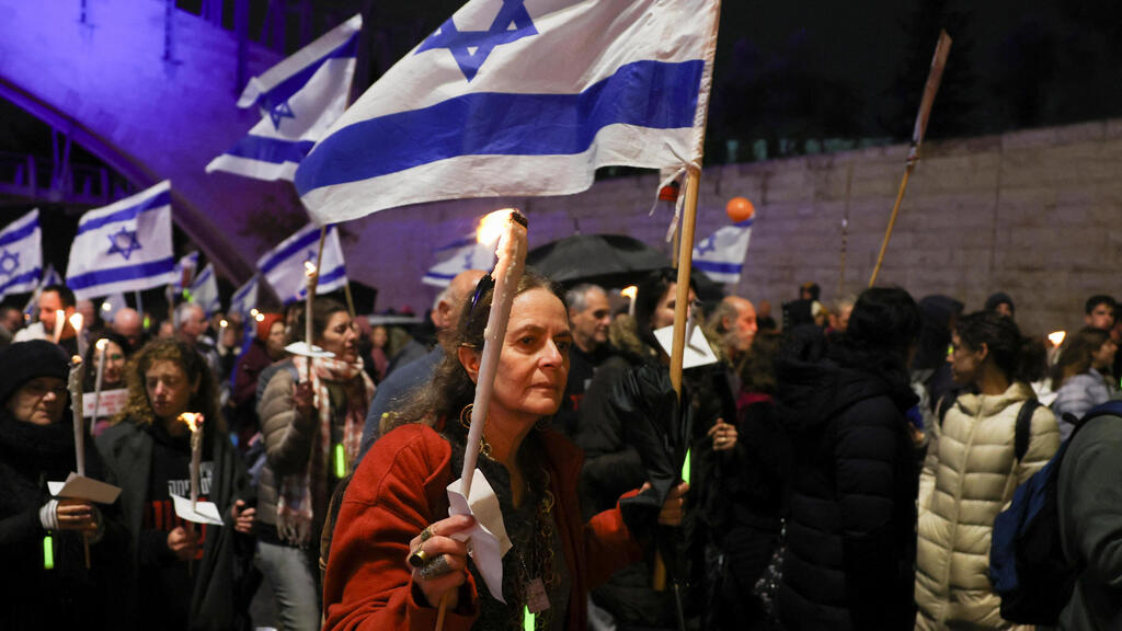 משפחות החטופים יחד עם הפעילים מתחילים צעדה למשרד רה"מ 