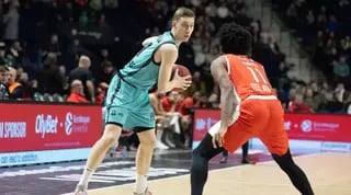 ארנאס ברוצ’קה מול בראיין אנגולה