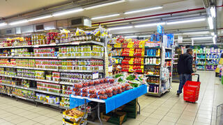 קופסאות שימורים בסופרמרקט