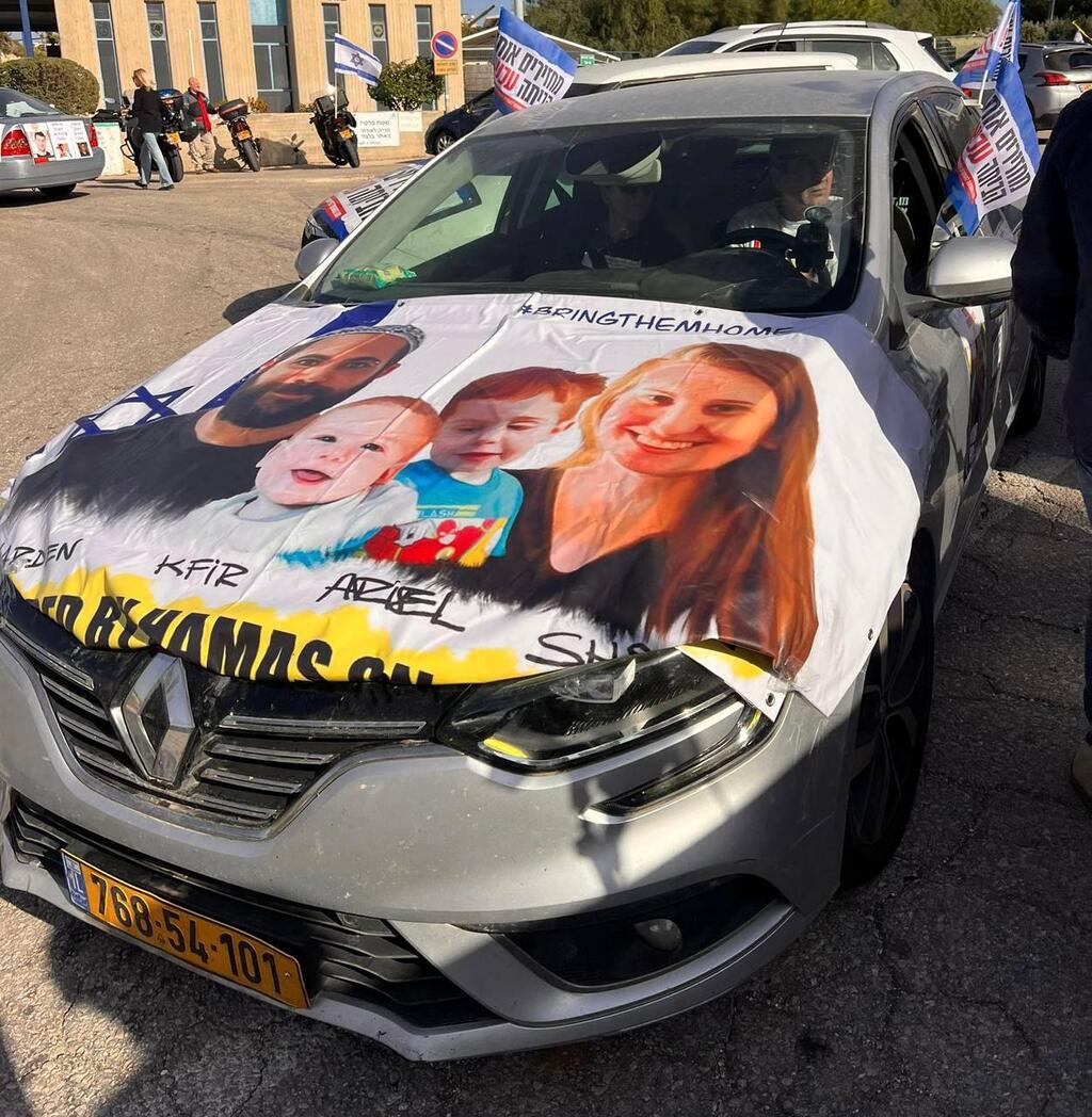 משפחות החטופים והחטופות בשיירה בדרך לירושלים למשכן הכנסת