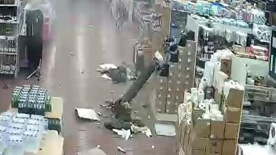 תיעוד: רסיס רקטה נפל בסניף של חנות באשדוד