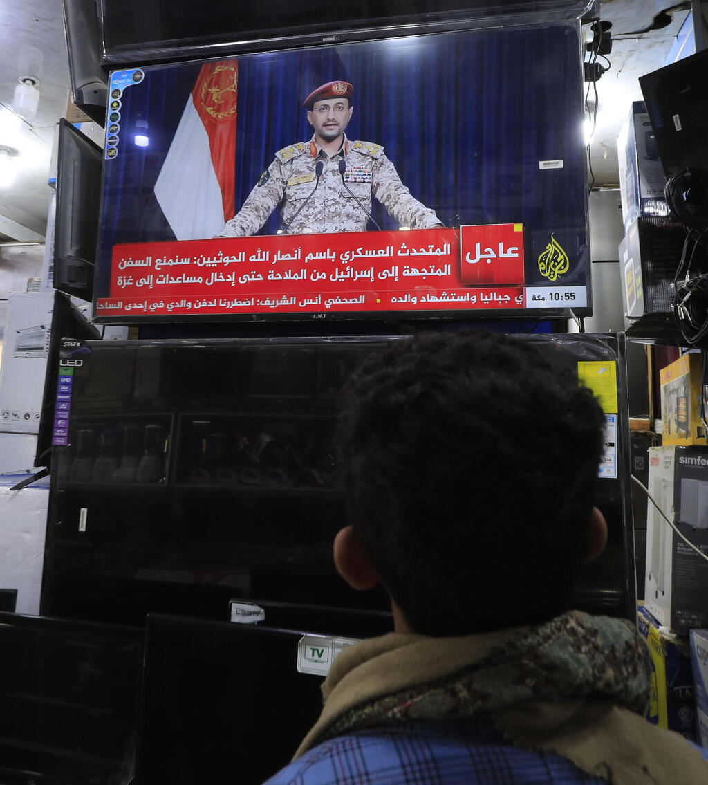 Yemeni watches Houthi spokesperson threatening maritime trade routs 