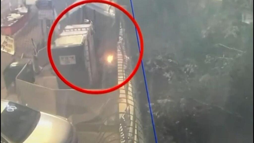 תיעוד: תושב קריית גת מצית את מאהל משפחות החטופים והנרצחים מול קריית הממשלה בירושלים