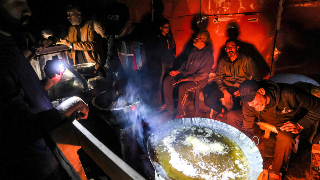 פליטים מבשלים  ב רפיח רצועת עזה