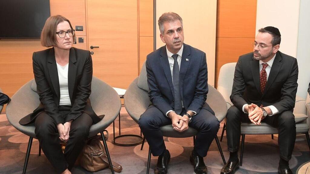  שר החוץ אלי כהן, שר הבריאות אוריאל בוסו, נציגי משפחות החטופים ונשיאת הצלב האדום מיריאנה ספולאריץ'