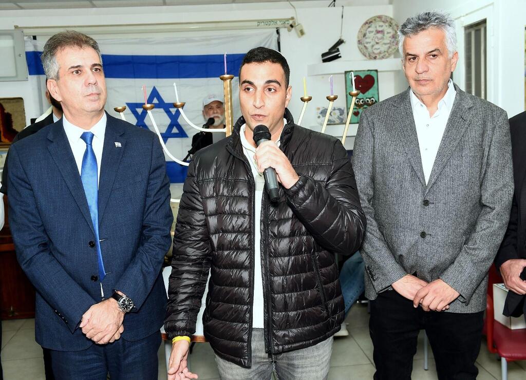 שר החוץ אלי כהן בהדלקת הנר בעמותת "יד עזר לחבר" בחיפה