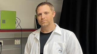 פרופ' איתן אוקון במעבדה