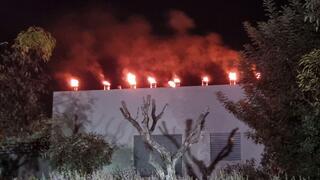 הדלקת נרות על גג ביתו של רועי עידן, צלם ynet, שנרצח ב-7 באוקטובר בכפר עזה