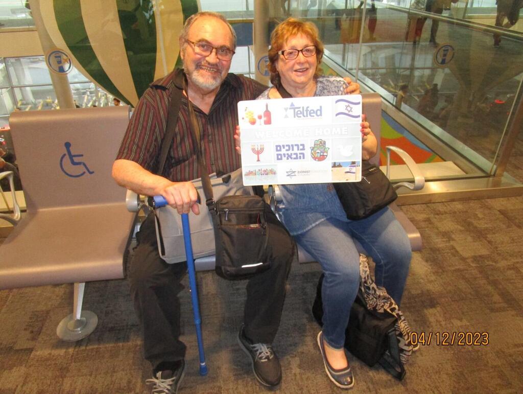 משפחת לרנר בנתנב"ג לפני טיסתם להתארח אצל משפחה באמריקה