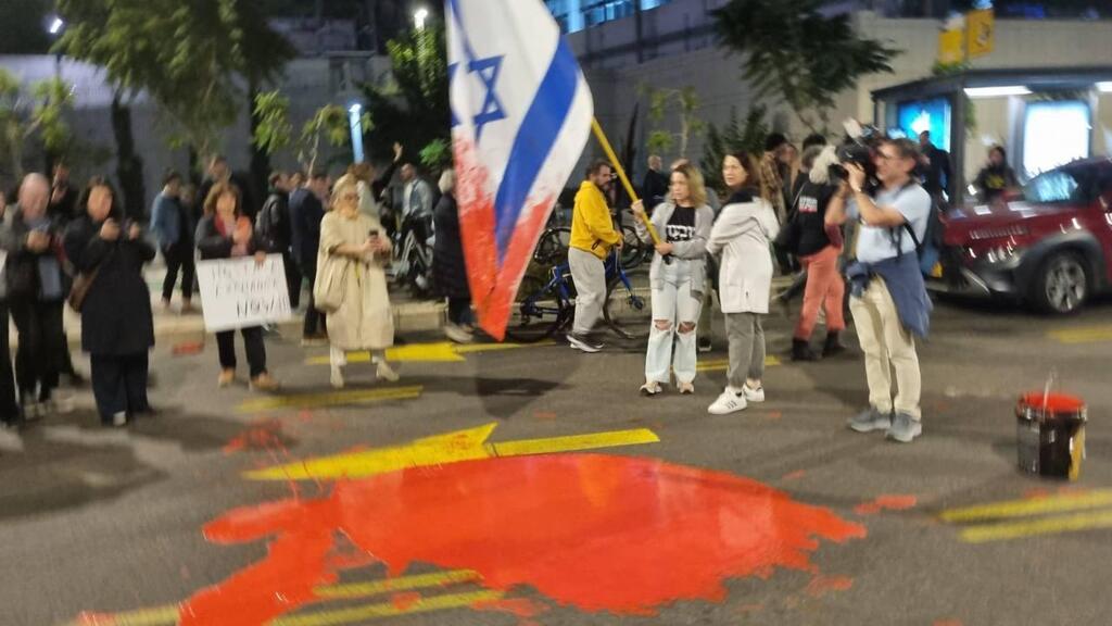 כביש השלום נצבע בהפגנה להחזרת החטופים בקריה תל אביב