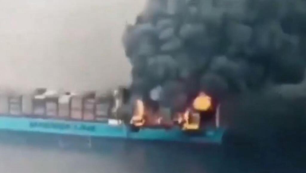 אש ב ספינה שהותקפה ליד תימן