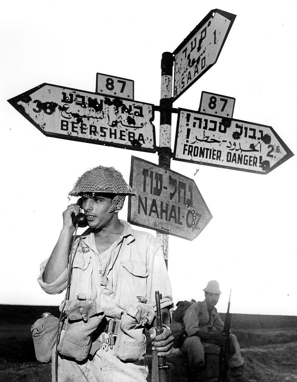 חיילים בצומת סעד 1956. מתוך התערוכה "נחל עוז צילומים"