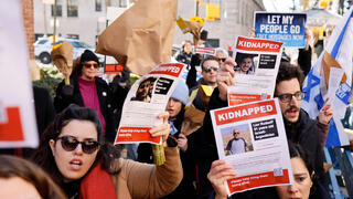 משפחות החטופים מחאה מול ביתו של אנטוניו גוטרש בניו יורק
