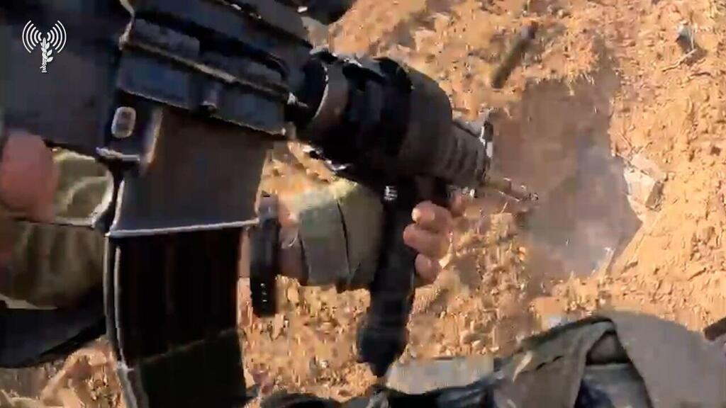 תיעוד מקסדת לוחם בגדוד 605 בזמן היתקלות מחבלים בפיר מנהרת טרור