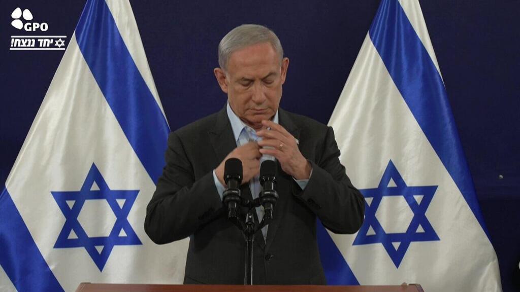 בנימין נתניהו עם דיסקית החטופים