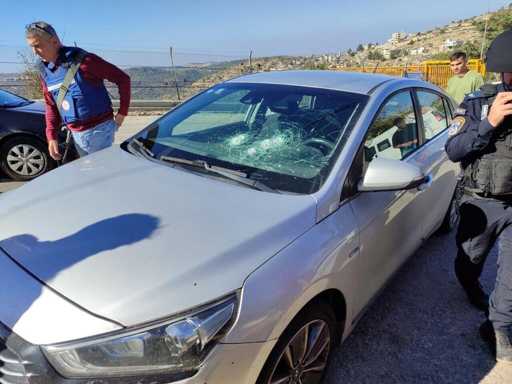הרכב הירוי בזירת פיגוע הירי בבנימין
