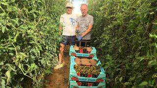 פרופ' יוג'ין קונין (מימין) במושב בעוטף