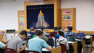 תלמידים בבית המדרש בישיבת נווה שמואל