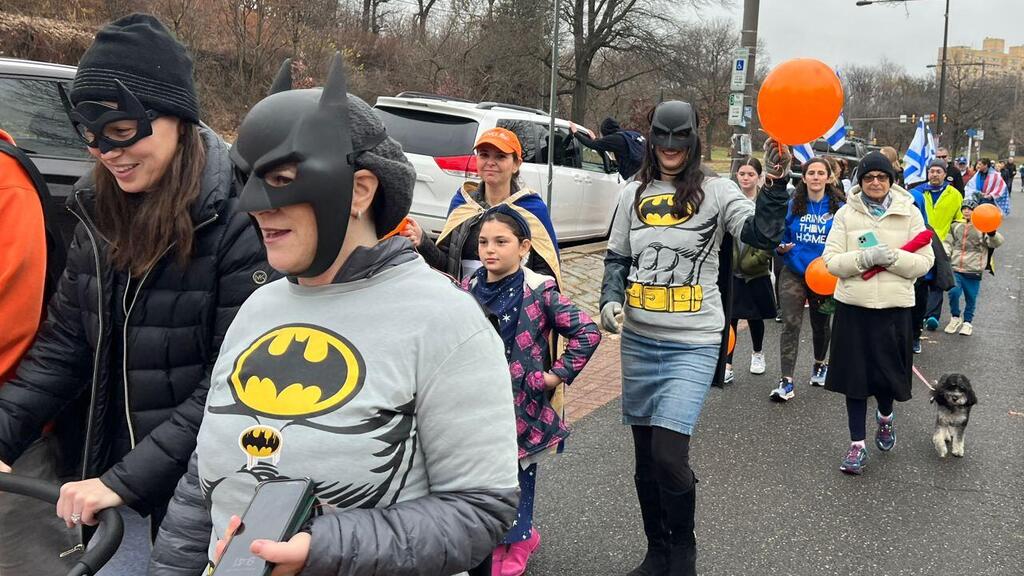 צעדת "באטמן" בפילדלפיה, כמחווה לאריאל ביבס