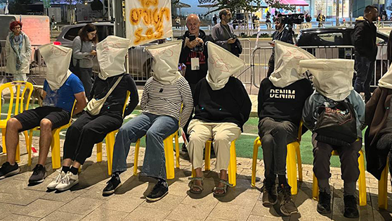 המחאה להשבת החטופים מחוץ לקריה