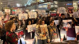 משפחות החטופים חוסמות את שער בגין בקריה, תל אביב