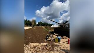 חיילת עומדת מול טנק בכדי להרגיש את ההדף מירי התותח