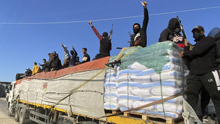  מחבלי חמאס על משאית חיטה של סיוע הומניטרי