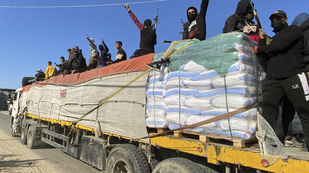  מחבלי חמאס על משאית חיטה של סיוע הומניטרי