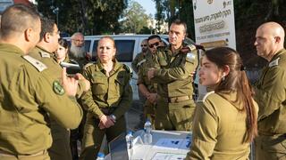 הרצי הלוי ויניב עשור בחמ"ל הקרן להוקרה, סיוע ותגמול לאנשי המילואים של אגף כוח האדם במחנה מקלף