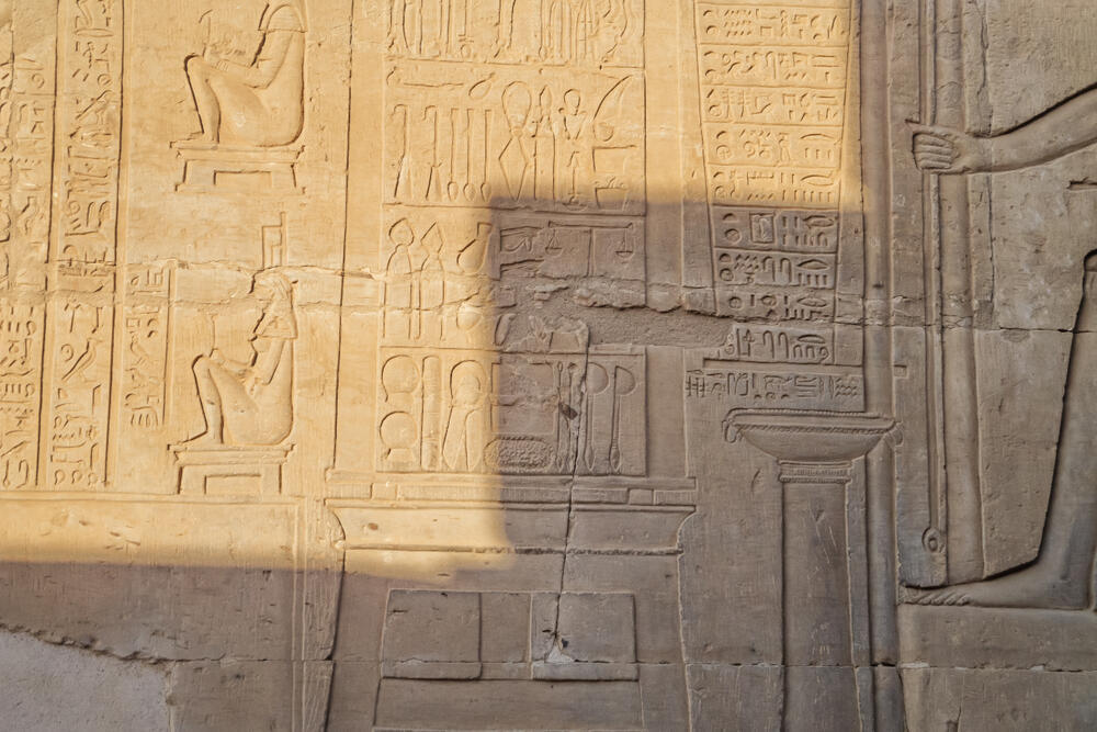 כלי רפואה מצריים מהעת עתיקה במקדש קום אומבו מהתקופה ההלניסטית