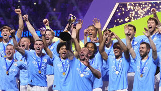 שחקני מנצ'סטר סיטי מניפים את גביע העולם לקבוצות