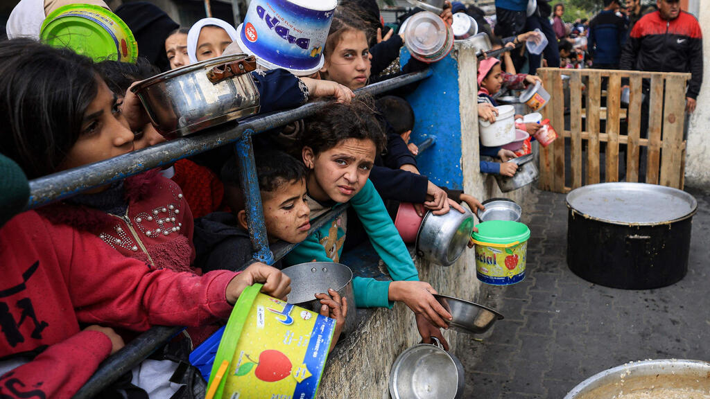 פליטים פלסטינים בתור למזון ב רפיח בצל עדויות על רעב ב רצועת עזה