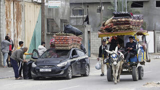פלסטינים מתפנים מ אל בורייג' ומחנה נוסייראת במרכז רצועת עזה בעקבות אזהרות צה"ל