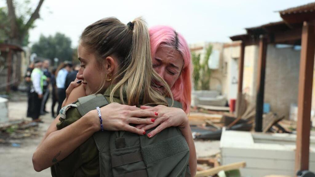 סרן מיה עם המשפיענית קרוליין דאמור