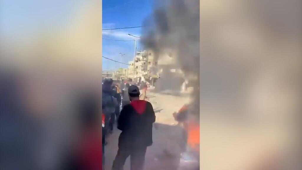 אזרחי עזה מבעירים את תחנת המשטרה במערב רפיח לאחר שפעיל חמאס ירה באזרח