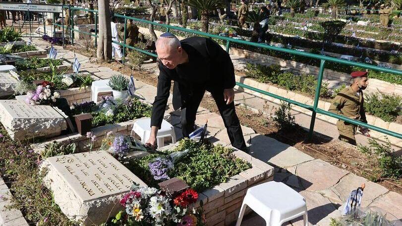 יואב גלנט עולה לקבר המפקד שלו סרן עודד אליאס ז״ל שנפל באימון בסיני