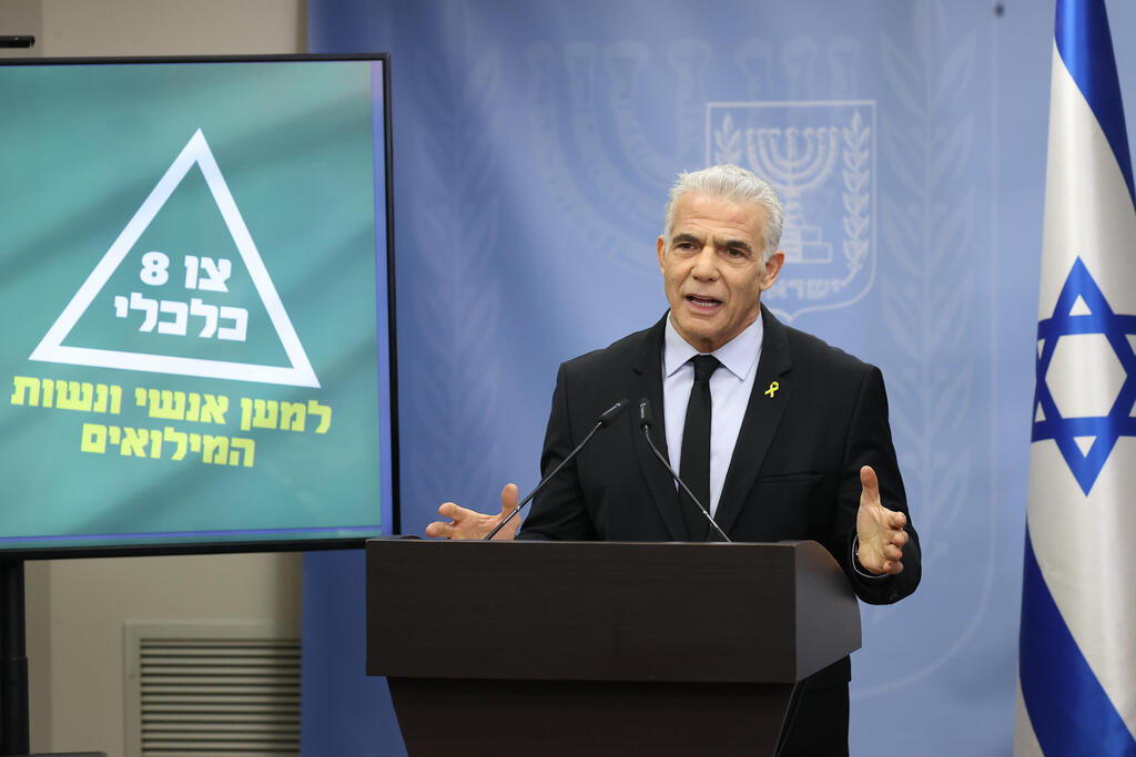 יאיר לפיד מציג בישיבת הסיעה את תכנית הסיוע הלאומית לנשות ולאנשי המילואים ולבני משפחותיהם