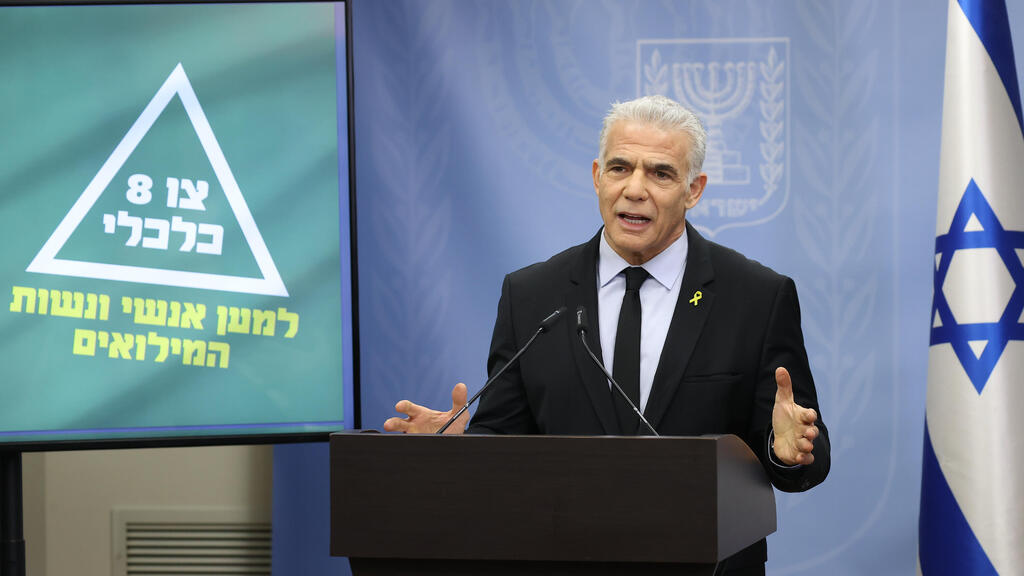 יאיר לפיד מציג בישיבת הסיעה את תכנית הסיוע הלאומית לנשות ולאנשי המילואים ולבני משפחותיהם