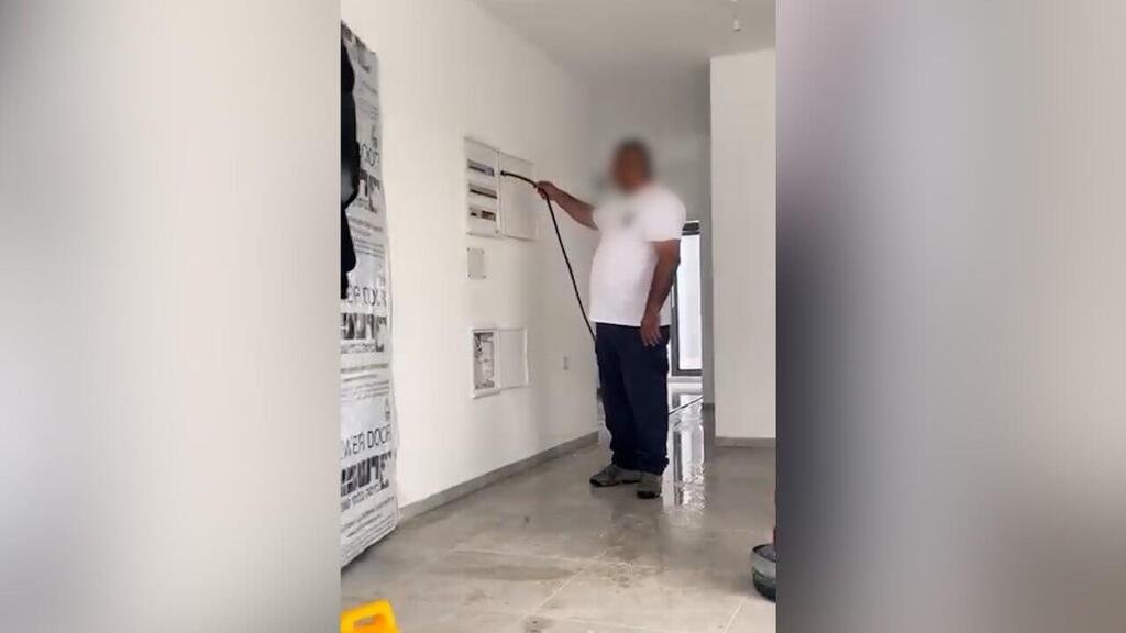 תושב מזרח ירושלים מתועד מחדיר מים לארון חשמל בבית בראש העין