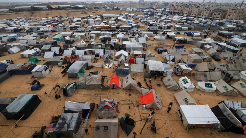 פלסטינים במתחם אוהלים ברפיח שברצועת עזה