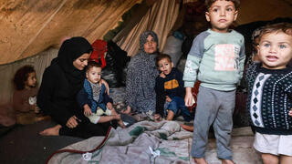 פלסטינים עקורים באוהל במתחם בית ספר ברפיח ברצועת עזה