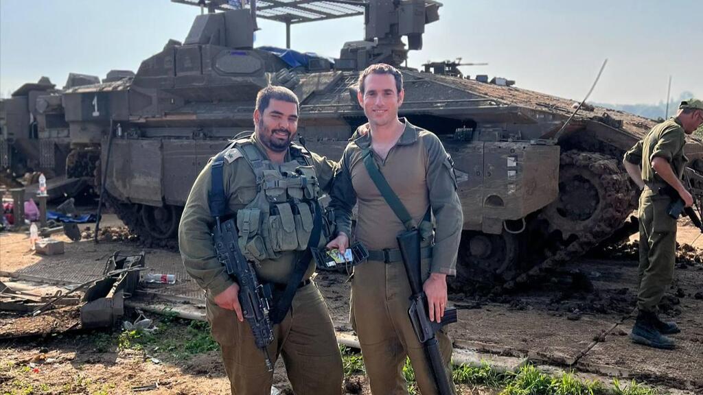 Офицер бригады "Гивати" и Ядид Аккерман (Фото: пресс-служба ЦАХАЛа) אקרמן ורס"ן שאמון עם הדיסקית והארנק