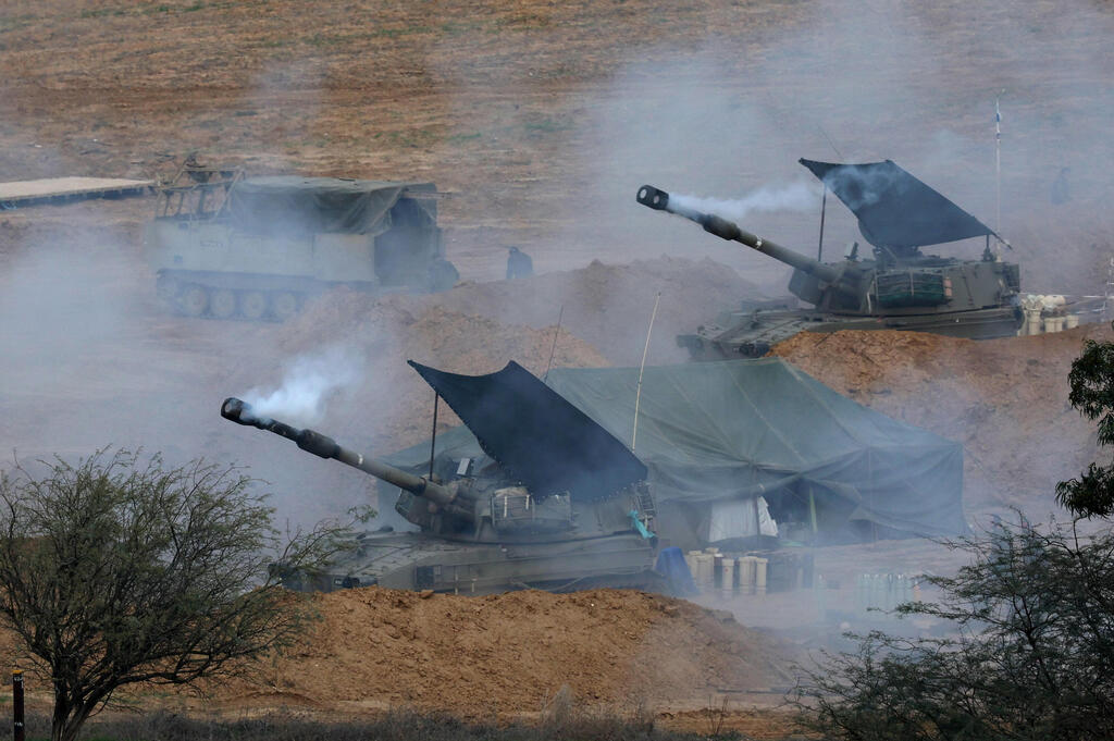 טנק ישראלי יורה מאיזור הגבול של רצועת עזה