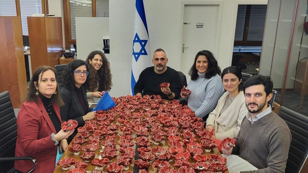 כלניות מחימר המייצגות את נרצח ה7 באוקטובר