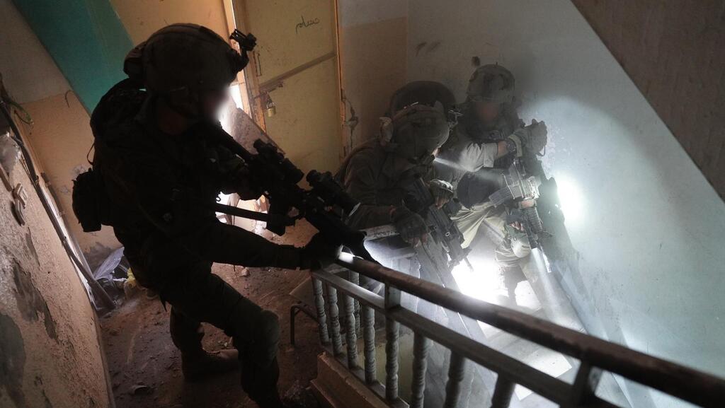 צילום: דובר צה"ל תיעוד צוות קרב של חטיבת הצנחנים תוקף תשתיות טרור בחאן יונס, רצועת עזה