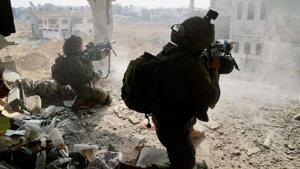 צילום: דובר צה"ל תיעוד צוות קרב של חטיבת הצנחנים תוקף תשתיות טרור בחאן יונס, רצועת עזה